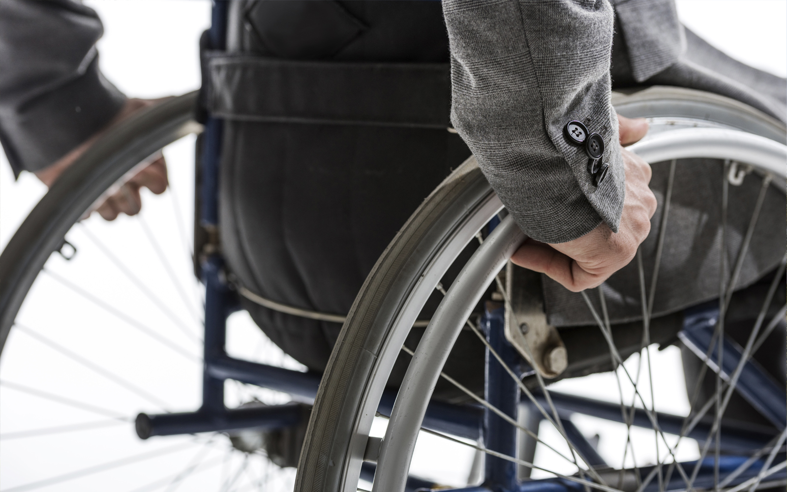 Nahaufnahme von einem Mann in einem Rollstuhl