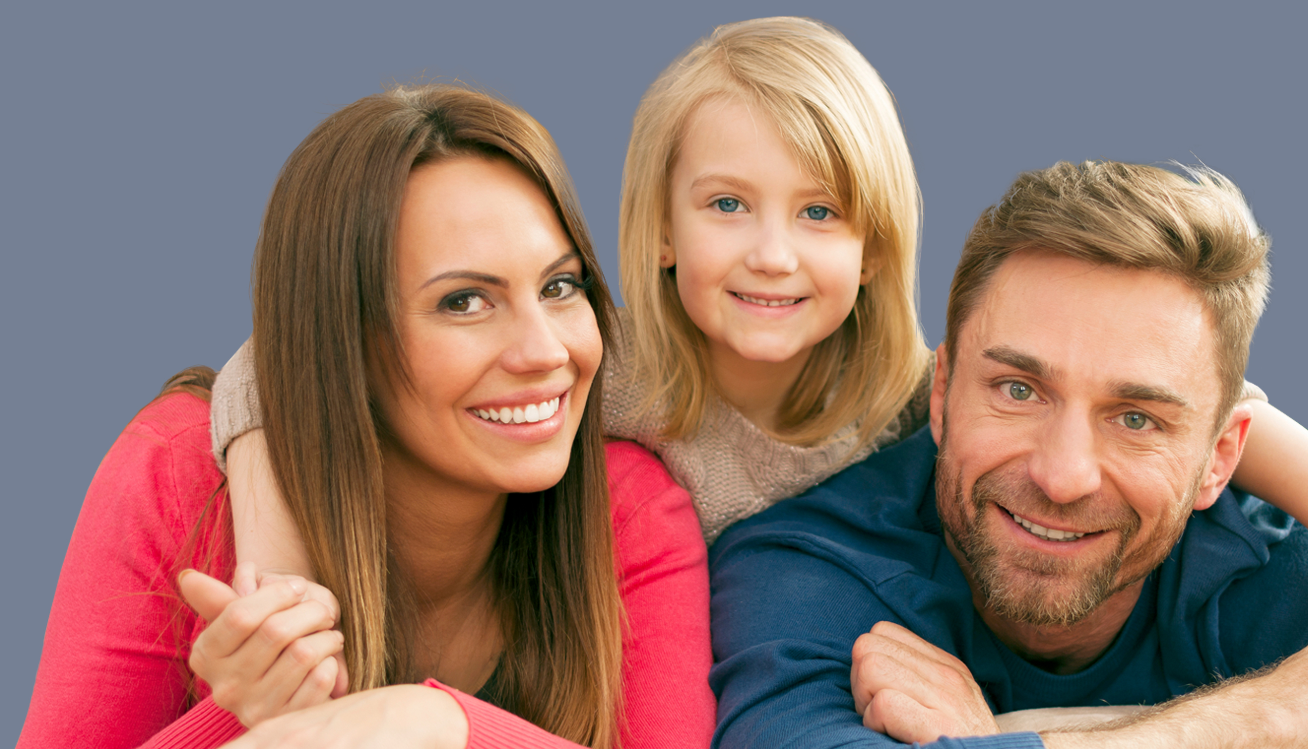Glückliche Familie lacht und sieht zufrieden aus