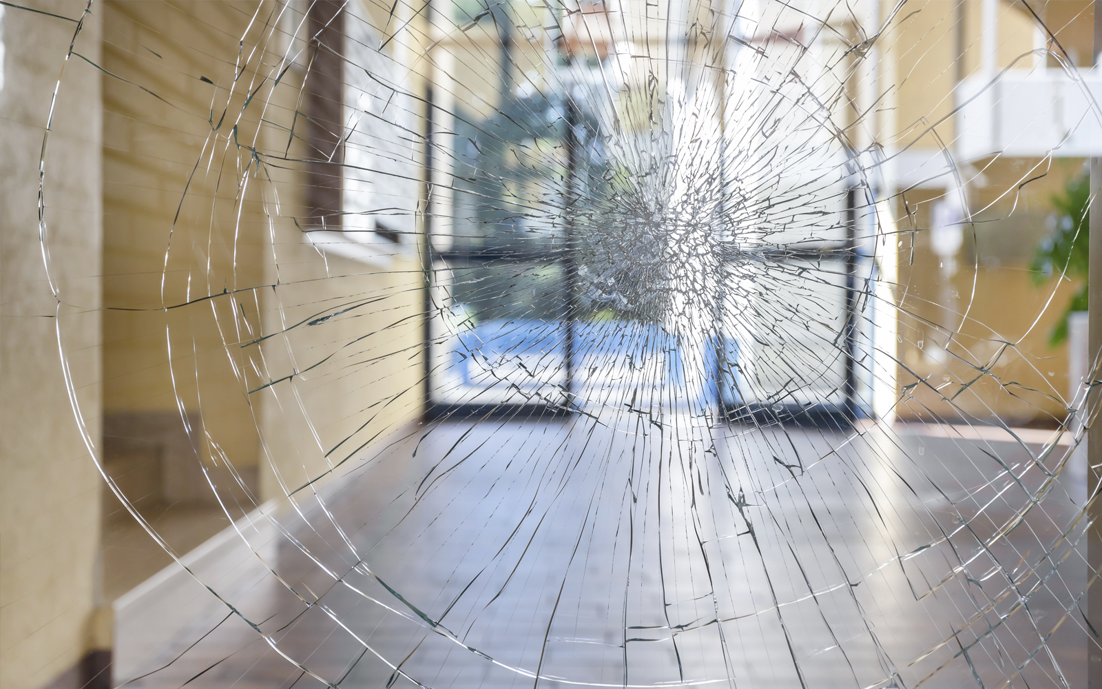 Eingeschlagene Glasscheibe in einem Gebäude